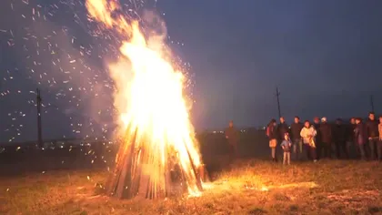 Flăcări uriaşe şi ritualuri de purificare, la sate. În ajun de Sfântul Dumitru, s-a aprins Focul lui Sumedru VIDEO