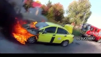 Clipe de panică în Suceava. Un taxi a luat foc în mers VIDEO