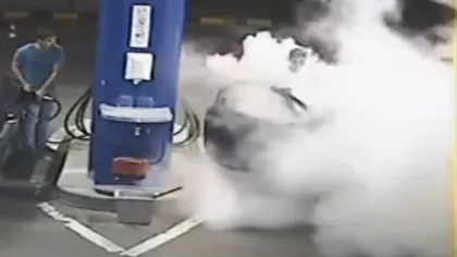 Şi-a aprins ţigara într-o benzinărie, iar urmarea a fost incredibilă VIDEO