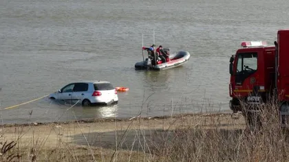 O maşină în care se aflau cinci persoane, între care un copil, a căzut în Dunăre. Autoturismul se află la nouă metri adâncime