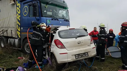 Doi adulţi şi un copil au murit într-un groaznic accident în TIMIŞ. Maşina în care se aflau s-a izbit violent de un autotren FOTO