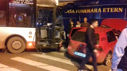 Coliziune între un autobuz şi un autoturism, în Buzău. Ambele au fost proiectate într-un magazin de pompe funebre