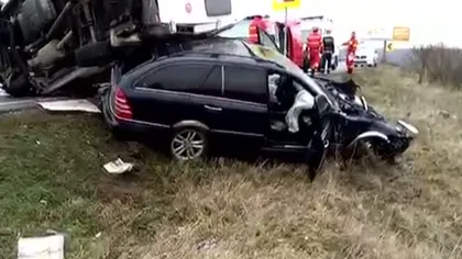 Accident grav: Dubă suspendată pe maşină, şoferul a murit pe loc. VIDEO