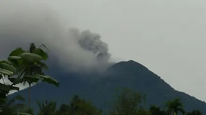 Vulcanul Agung din insula indoneziană Bali a aruncat cenuşă până la 700 de metri înălţime VIDEO