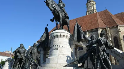 Consilierii UDMR sesizează Poliţia după vandalizarea grupului statuar Matei Corvin din Cluj