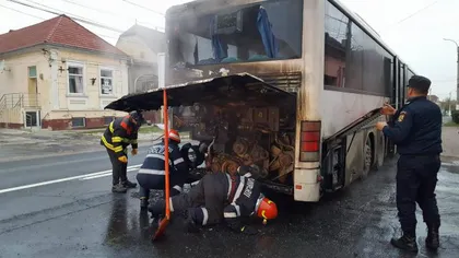 Un autobuz cu muncitori a luat foc în mers