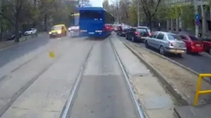 Şoferul de pe autocarul jandarmeriei filmat pe linia de tramvai, sancţionat. Vezi ce se întâmplă cu el acum