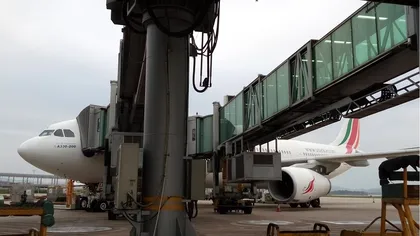 Incident şocant pe un aeroport din China. O stewardeză a căzut din avion VIDEO