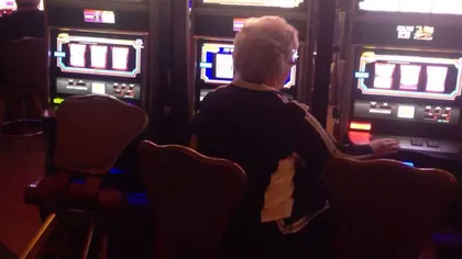 O femeie de 70 de ani, atacată şi tâlhărită la ieşirea dintr-o sală de jocuri de noroc