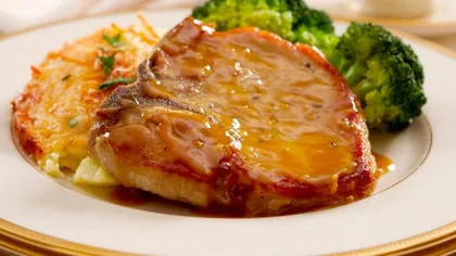 IDEE DE CINĂ: Cotlet de porc în sos de miere