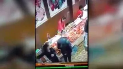 Doi tineri din Gorj au furat geanta unei vânzătoare, într-un magazin VIDEO