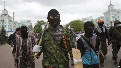Situaţie tensiontă în Lugansk, unde bărbaţi înarmaţi au ocupat centrul oraşului