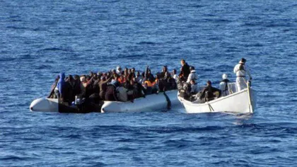 O femeie a născut pe o barcă peneumatică în largul Mării Mediterane. Ea făcea parte dintr-un grup de migranţi plecaţi din Libia