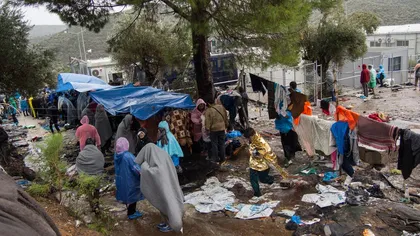 Scandal pe insula Lesbos din Grecia: Refugiaţii, primăria şi poliţia protestează şi îndeamnă la grevă generală