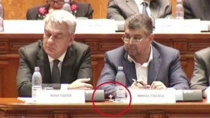 Premierul Mihai Tudose a primit un ou de ciocolată în timpul moţiunii de cenzură