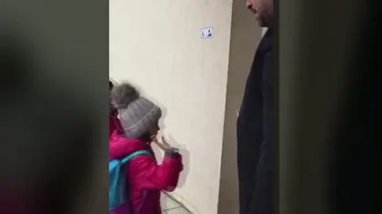 Imagini virale pe Facebook, cum întâmpină un paznic elevii de la o şcoală din Capitală VIDEO
