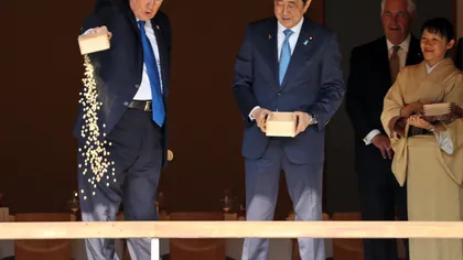 Donald Trump şi Shinzo Abe au dat de mâncare peştilor Koi din Palatul Akasaka VIDEO
