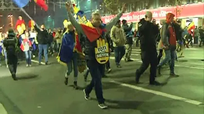 Proteste în Bucureşti şi în ţară. Mii de oameni au manifestat în faţa Guvernului şi la Parlament