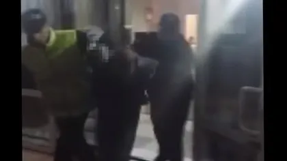 Şase tineri moldoveni, reţinuţi pentru că ar fi maltratat o minoră de 16 ani VIDEO