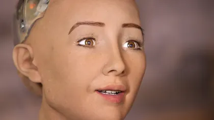 Robotul umanoid Sophia spune că îşi doreşte un copil