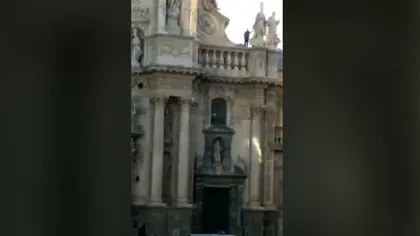 Un român a ameninţat că se aruncă de pe o catedrală din Spania