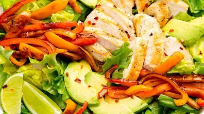 Ce să nu pui niciodată în salată: O mănânci degeaba dacă pui aceste ingrediente