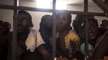 Emmanuel Macron condamnă vânzarea de migranţi africani pentru sclavie în Libia