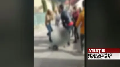 O elevă de liceu, bătută crunt de mai multe colege, în plină stradă: 