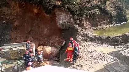Trei muncitori care făceau lucrări la un pod feroviar au murit după ce au fost prinşi sub un mal de pământ UPDATE