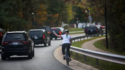 Se plimba cu bicicleta, iar pe lângă ea a trecut coloana lui Donald Trump. Ce s-a întâmplat cu femeia peste trei zile