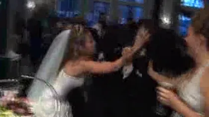 Şi-au stricat singuri cel mai frumos moment din viaţă. Doi miri s-au bătut cu tortul de nuntă VIDEO