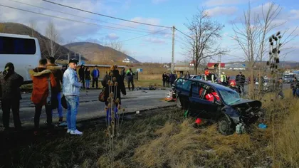 Plan ROŞU de intervenţie în Bacău. Cel puţin 10 persoane au fost rănite după ce un autoturism şi un autocar s-au ciocnit