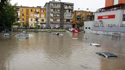 Inundaţii masive în Albania soldate cu cel puţin un mort şi pagube importante