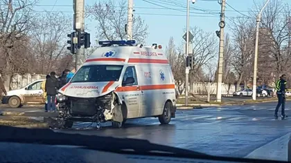 O ambulanţă în misiune şi un autoturism s-au ciocnit într-o intersecţie din Galaţi