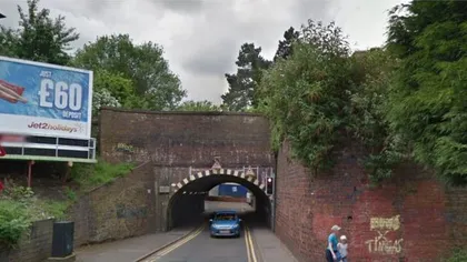 Dorel din Anglia: un autobuz etajat a rămas fără acoperiş într-un tunel GALERIE FOTO