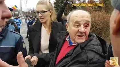 Protestul din Piaţa Victoriei: Bătrânul de 71 de ani agresat de un protestatar îl loveşte primul pe acesta cu rucsacul