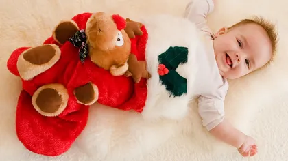 10 moduri deosebite de a sărbători primul Crăciun al bebeluşului tău. Ca să ai cele mai frumoase amintiri!