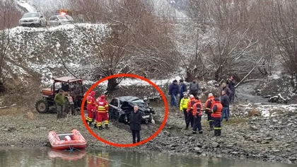 Maşina căzută în Olt a fost scoasă la suprafaţă: un bărbat, găsit mort FOTO
