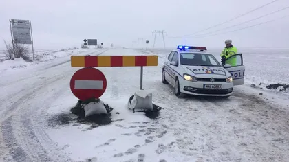 Poliţia va bloca accesul pe drumurile care riscă să devină impracticabile din cauza zăpezii. Mii de familii fără curent electric
