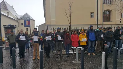 Flashmob în faţa sediului PSD din Sibiu. Două sute de persoane  au adus exemplare din Codul Penal şi Codul de Procedură Penală