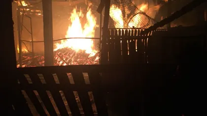 Incendiu puternic la o vilă din Prahova. Pompierii au intervenit de urgenţă