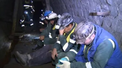 Salarii mărite şi vouchere de vacanţă cer minerii din Oltenia, aflaţi de trei zile în grevă