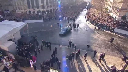 Fanii lui Johnny Hallyday s-au adunat pe Champs-Elysees şi la Biserica Madeleine pentru un 