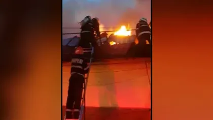 O persoană a murit într-un incendiu puternic izbucnit la un centru comercial din Timişoara. Zeci de pompieri intervin