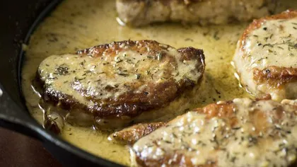 REŢETA ZILEI: Cotlete de porc în sos de lămâie şi usturoi