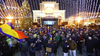 Sute de oameni au protestat în prima zi a anului, în Piaţa Victoriei