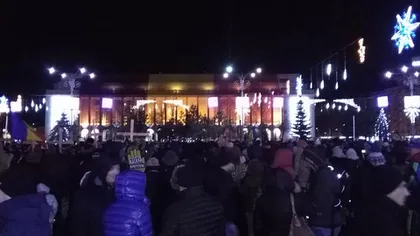 10.000 de persoane, printre care si liderii partidelor de opoziţiei şi ai Platformei România 100, au protestat în Piaţa Victoriei