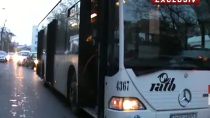 Scandal în autobuz, călători terorizaţi de doi tineri VIDEO