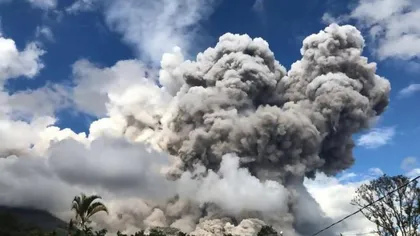 Cea mai mare erupţie din 2017. Vulcanul Sinabung aruncă fum şi cenuşă la 4 km în atmosferă VIDEO