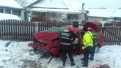 Un mort şi trei răniţi în stare gravă, după impactul dintre o maşină şi un microbuz în Suceava